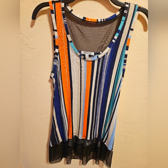 Jennifer Lopez sleeveless top - Picture 1 of 8